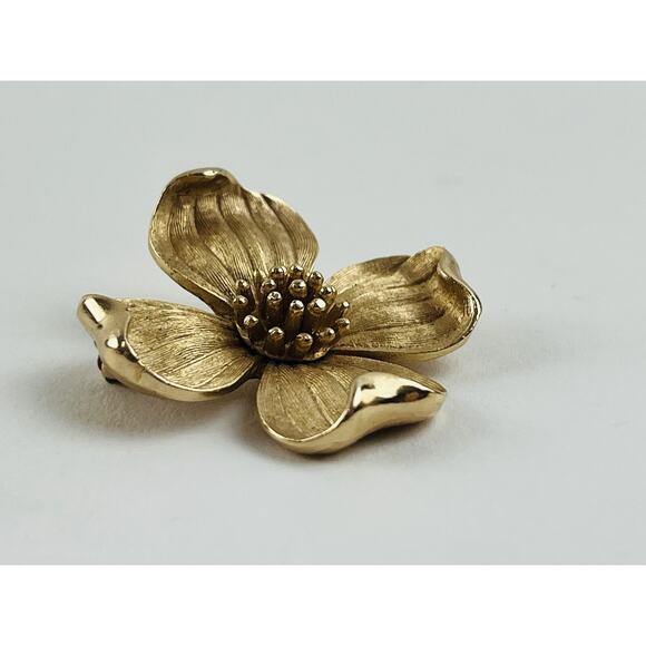 Crown Trifari PIN Signed Vtg DOGWOOD Flower Blossom Brushed Gold Tone Brooch Pet - Picture 4 of 14